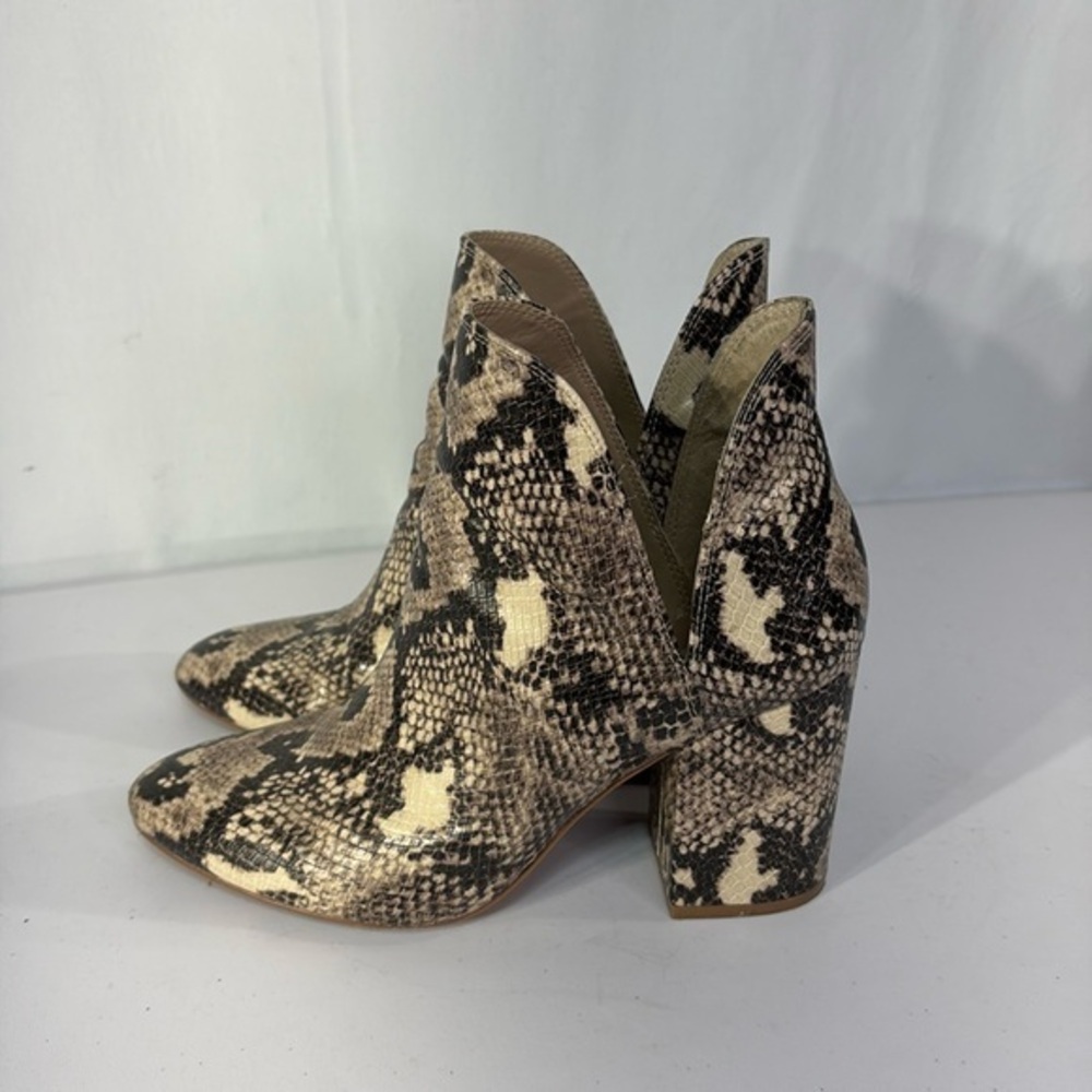 🧠 Steve Madden Rookie snake print booties:
